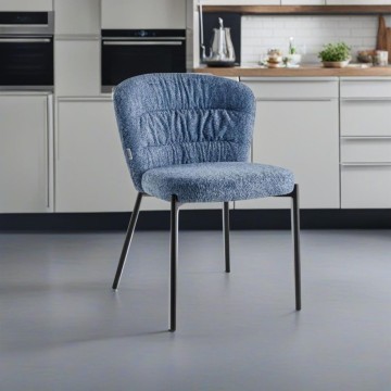 Sedia Cami in tessuto teddy azzurro polvere: un connubio di design e comfort